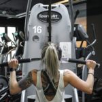 Fitness trainieren am Kraftgerät